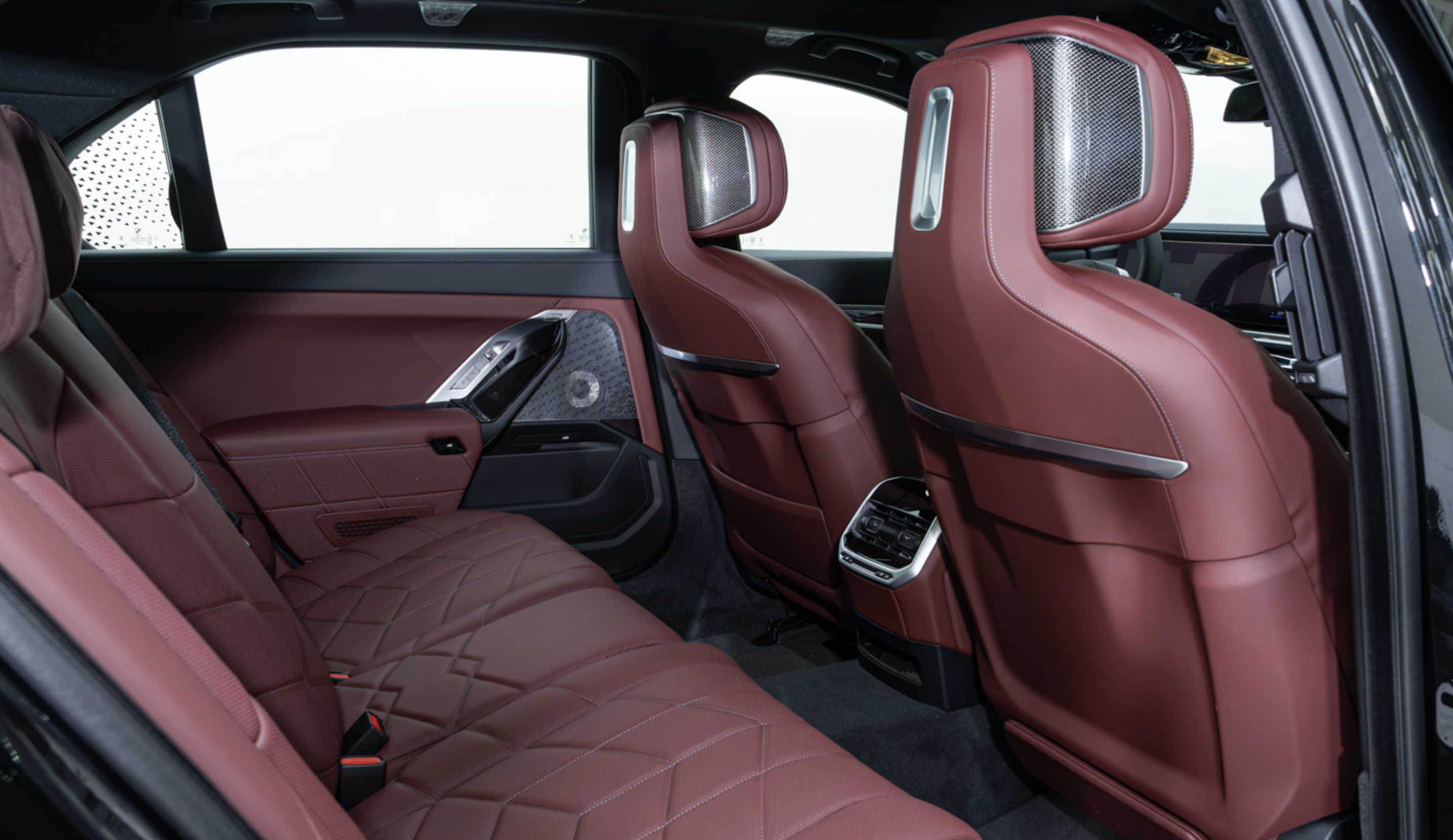 BMW 750e hybrid xDrive Msport | luxusní hybridní limuzína | nové české auto | skladem | černá Sapphire| hnědá kůže Amarone | maximální výbava | 3.0 benzín + elektro = výkon 489 koní | VIP sleva | nákup online | AUTOiBUY.com